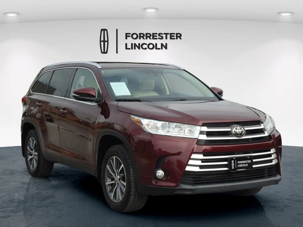 2019 Toyota Highlander XLE — photo 1 of 13