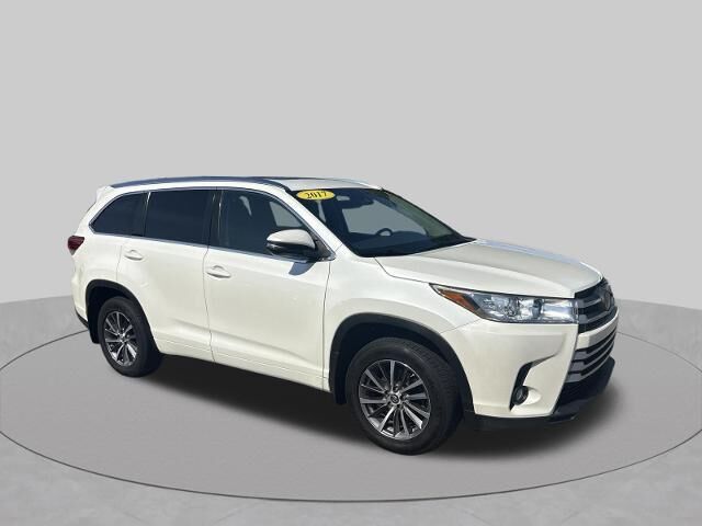 2017 Toyota Highlander XLE — photo 1 of 13