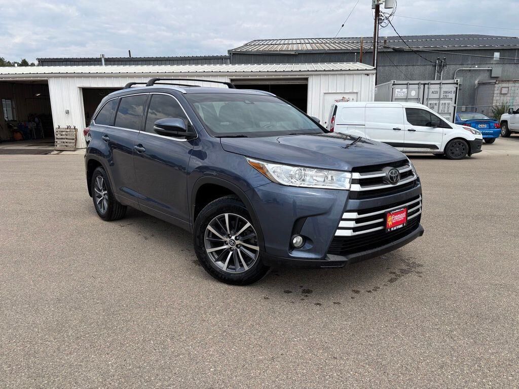 2017 Toyota Highlander XLE — photo 1 of 13