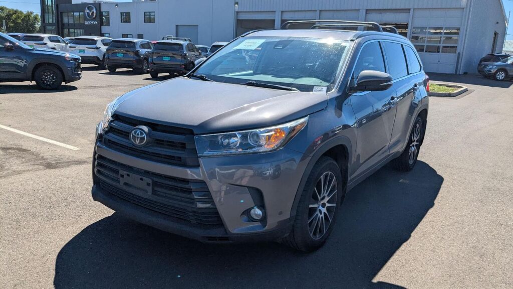 2018 Toyota Highlander SE — photo 1 of 11