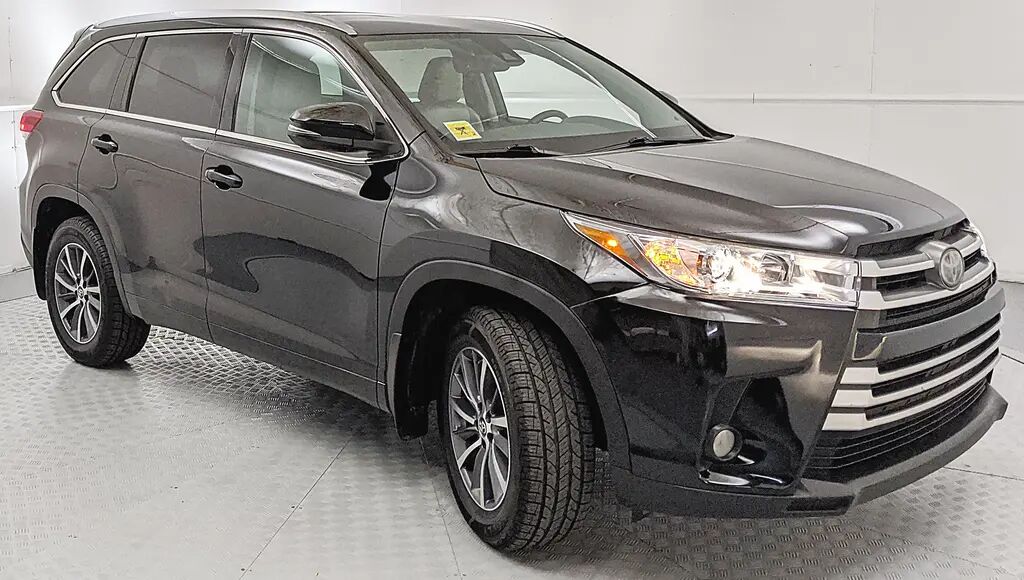 2017 Toyota Highlander XLE — photo 1 of 13