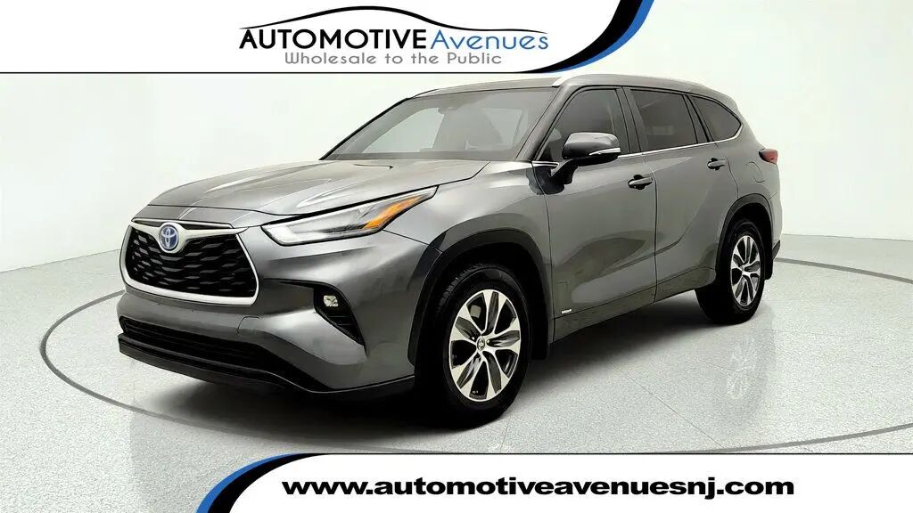 2024 Toyota Highlander Hybrid XLE — photo 1 of 13