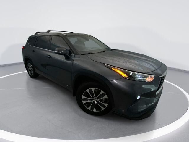 2025 Toyota Highlander Hybrid XLE — photo 1 of 13