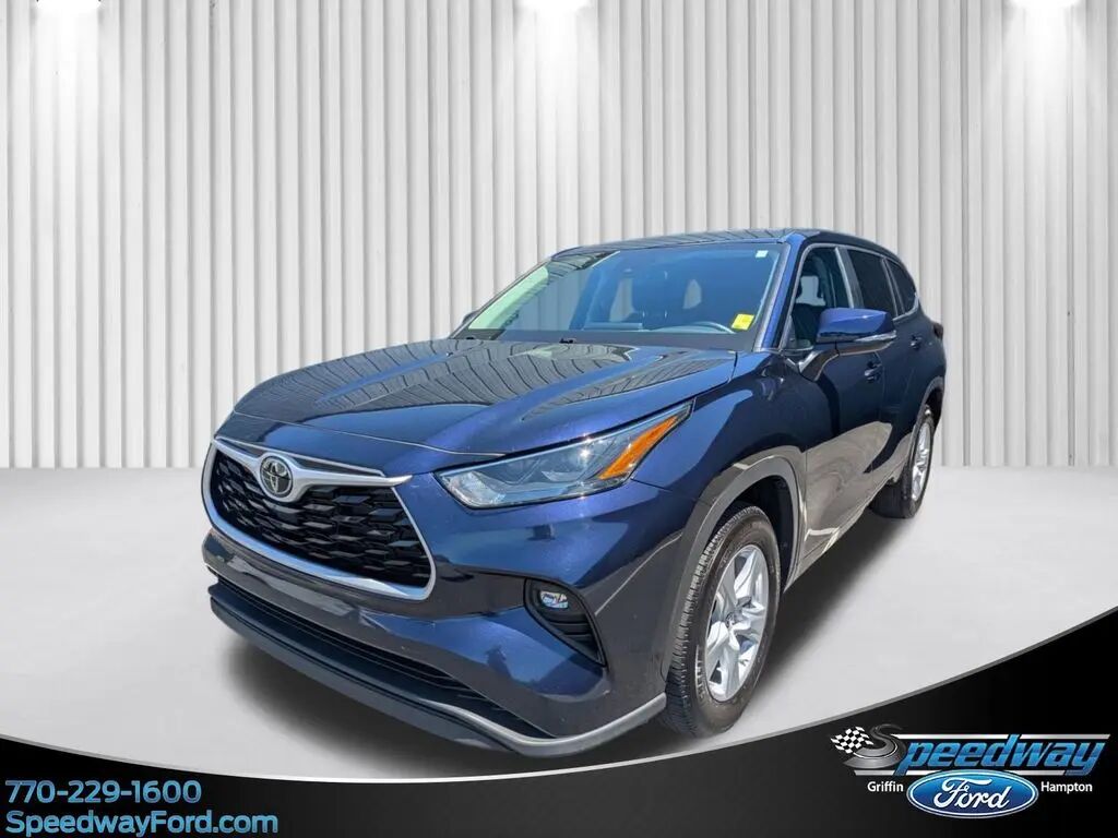 2025 Toyota Highlander LE — photo 1 of 13