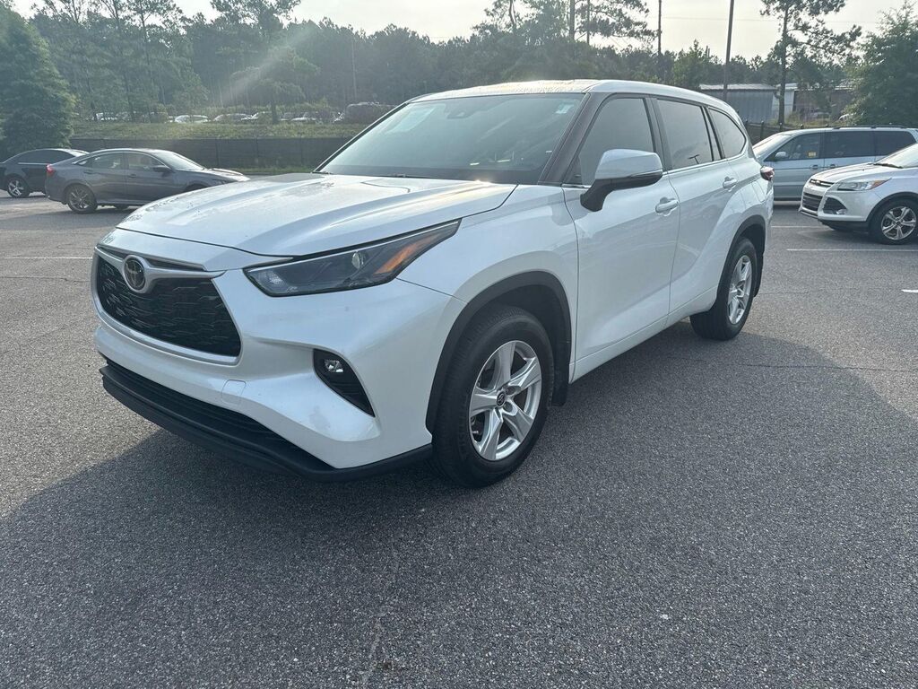 2024 Toyota Highlander LE — photo 1 of 13