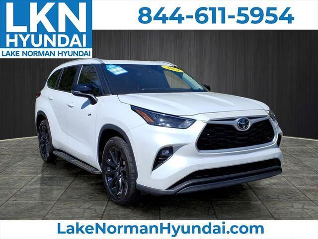 2023 Toyota Highlander XLE — photo 1 of 13