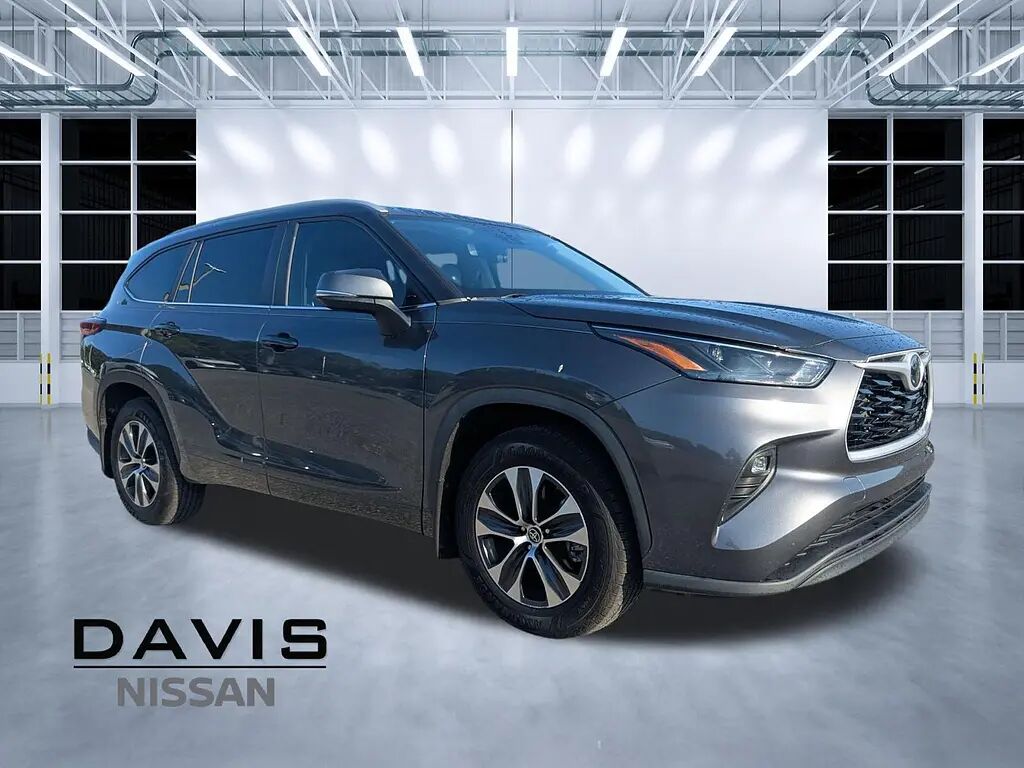 2023 Toyota Highlander XLE — photo 1 of 13