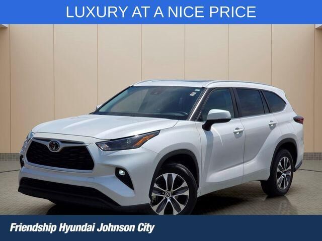 2024 Toyota Highlander XLE — photo 1 of 13