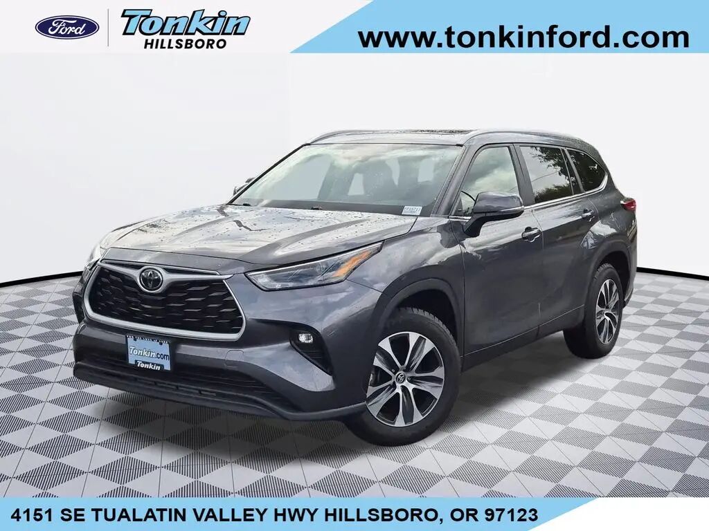 2023 Toyota Highlander LE — photo 1 of 13