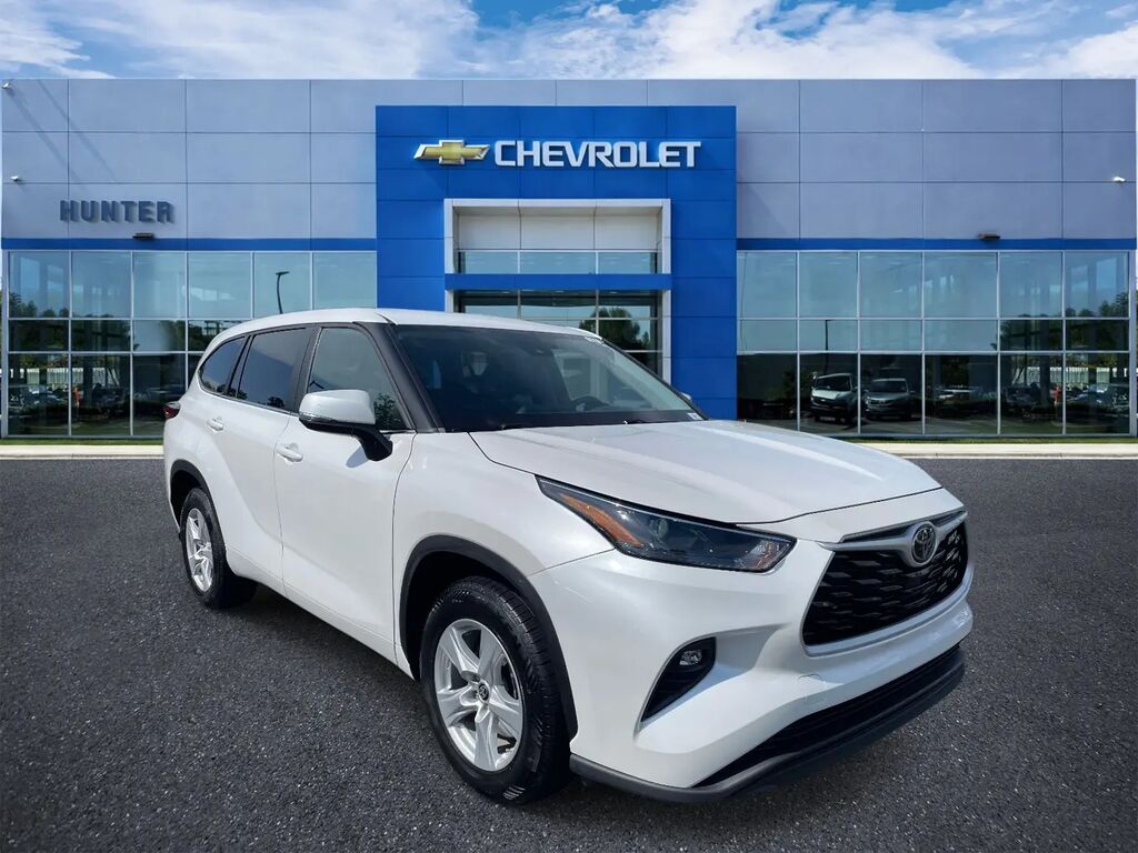 2023 Toyota Highlander LE — photo 1 of 13