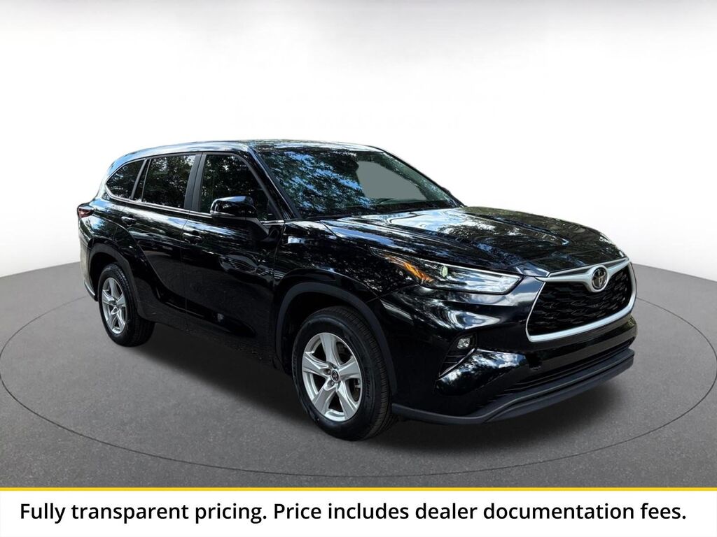 2025 Toyota Highlander LE — photo 1 of 1