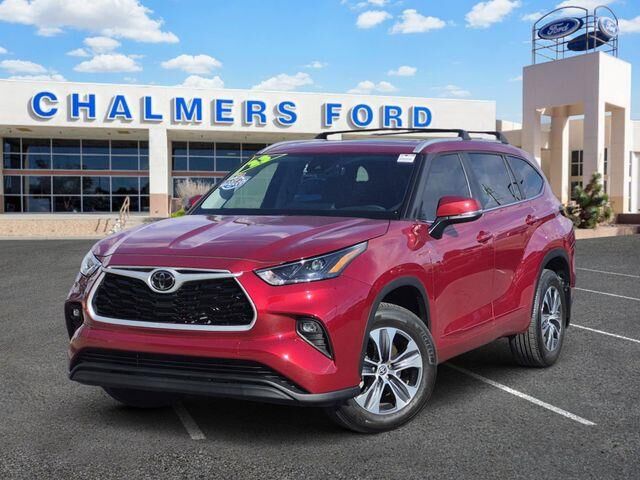 2023 Toyota Highlander LE — photo 1 of 12