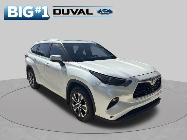 2023 Toyota Highlander L — photo 1 of 10