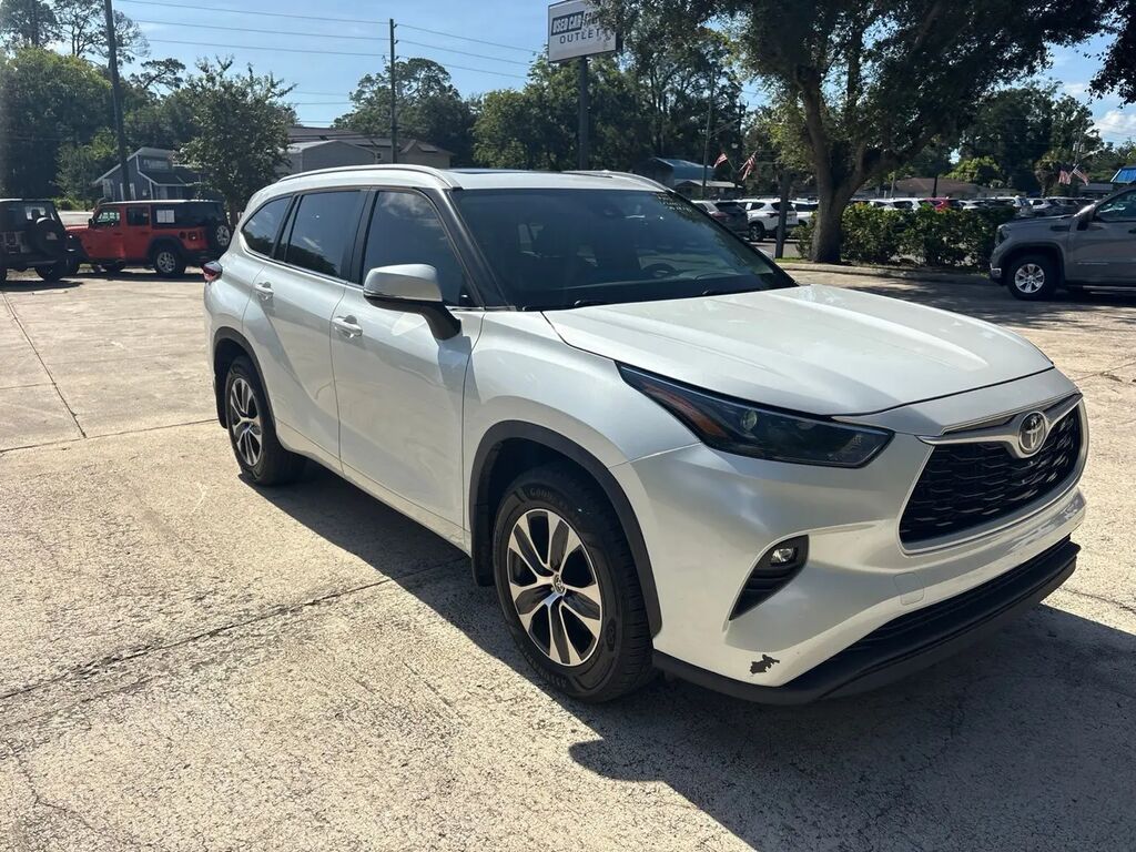 2023 Toyota Highlander L — photo 1 of 12