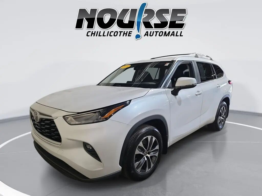 2023 Toyota Highlander LE — photo 1 of 13