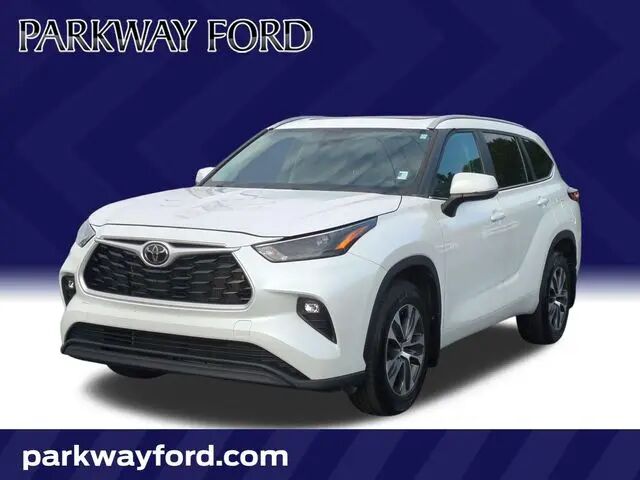 2023 Toyota Highlander LE — photo 1 of 13