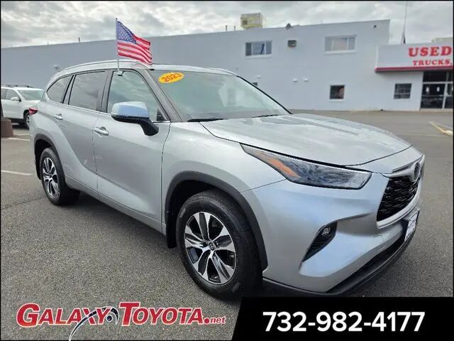 2023 Toyota Highlander XLE — photo 1 of 13