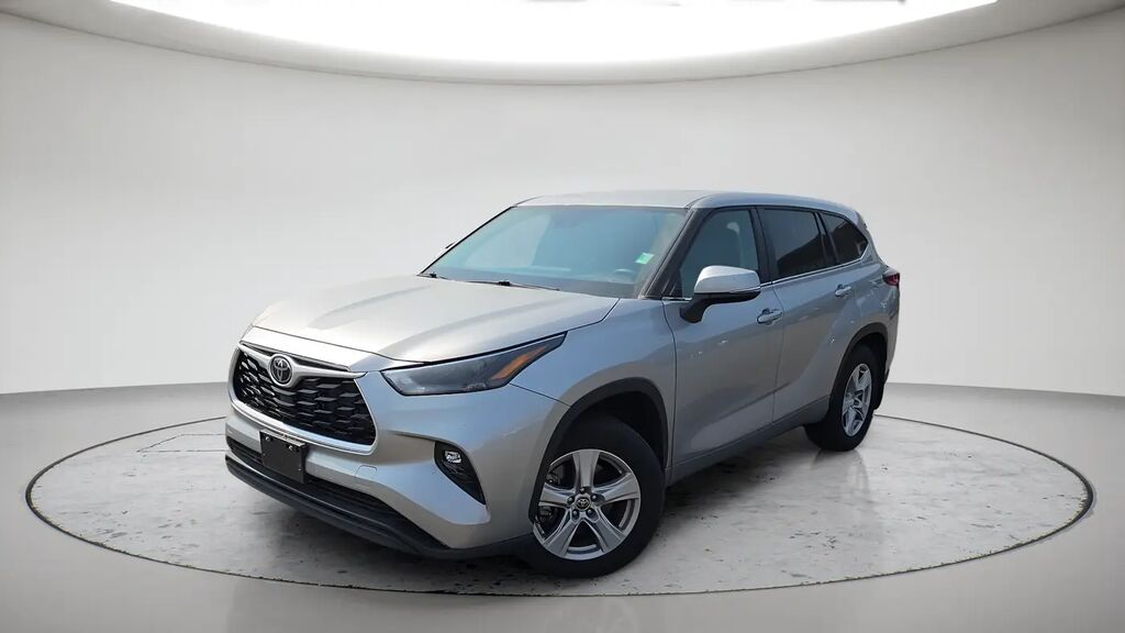 2023 Toyota Highlander LE — photo 1 of 13