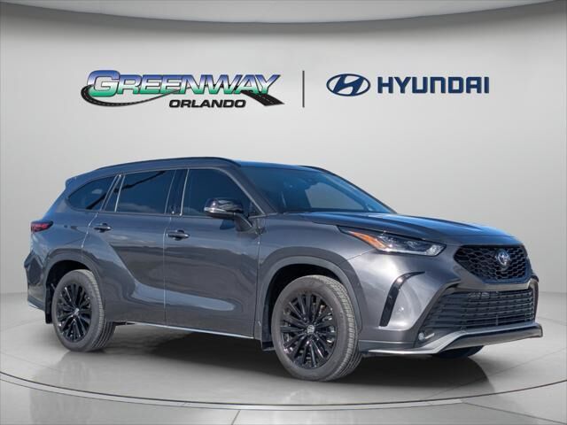 2025 Toyota Highlander XSE — photo 1 of 13