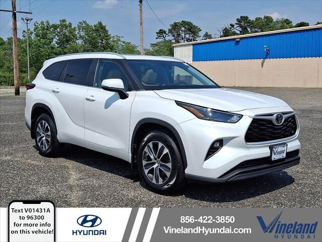 2023 Toyota Highlander XLE — photo 1 of 13