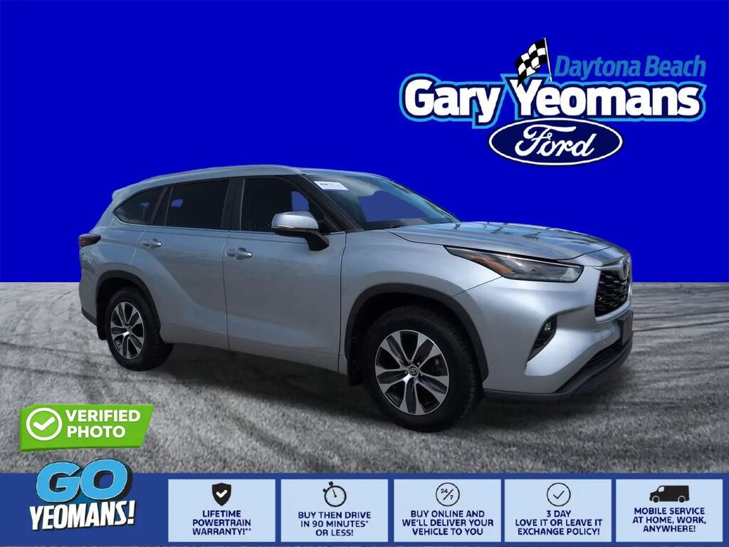 2024 Toyota Highlander LE — photo 1 of 13