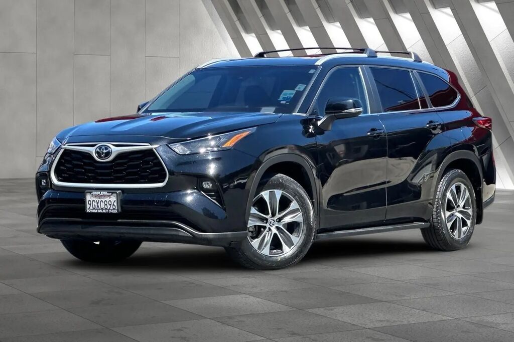 2023 Toyota Highlander XLE — photo 1 of 13