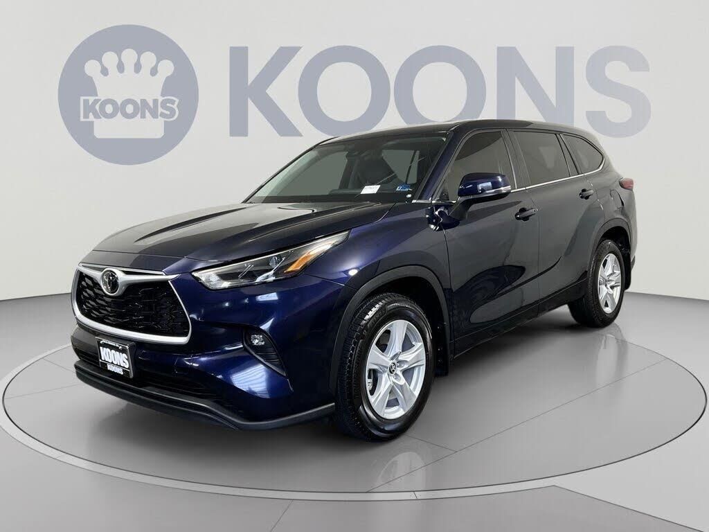 2023 Toyota Highlander LE — photo 1 of 1