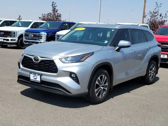 2023 Toyota Highlander LE — photo 1 of 13