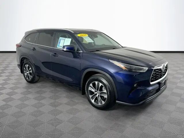 2025 Toyota Highlander LE — photo 1 of 13