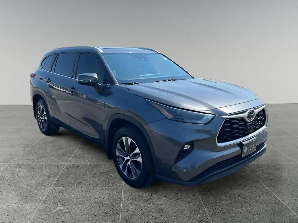 2023 Toyota Highlander LE — photo 1 of 13
