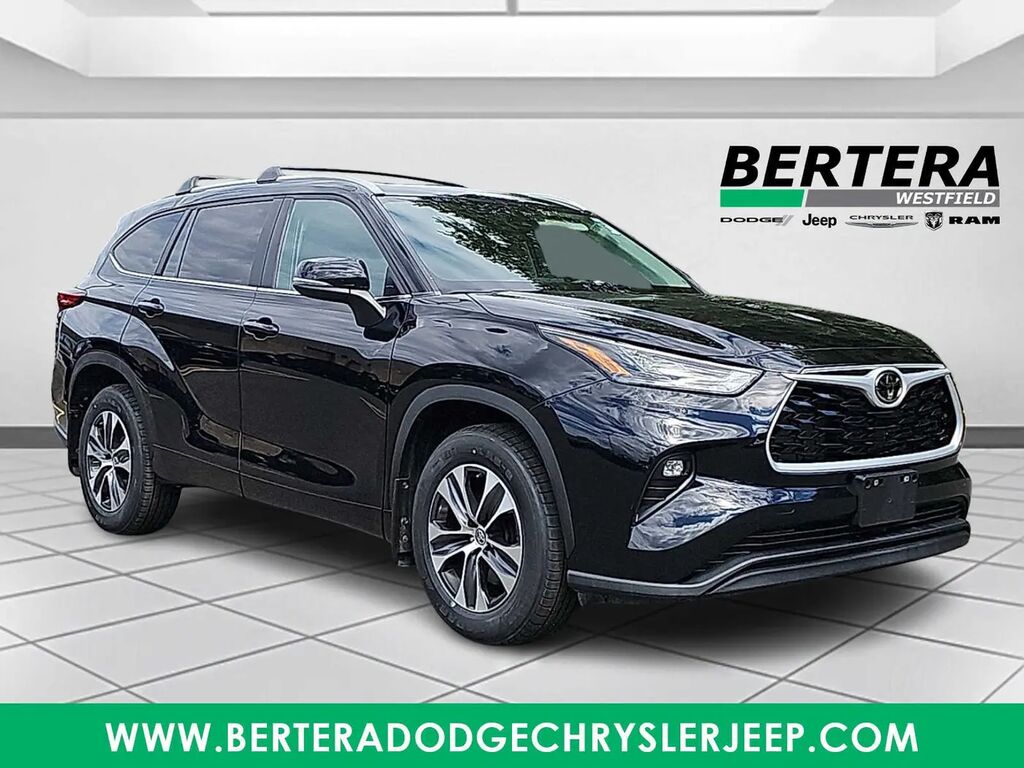 2023 Toyota Highlander XLE — photo 1 of 13