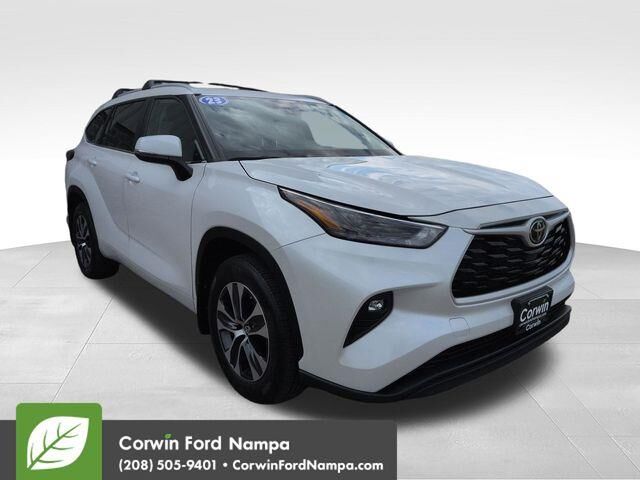 2023 Toyota Highlander LE — photo 1 of 1