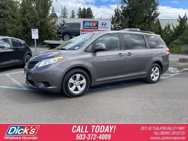 2013 Toyota Sienna LE 7-Passenger Auto Access Seat — photo 1 of 13