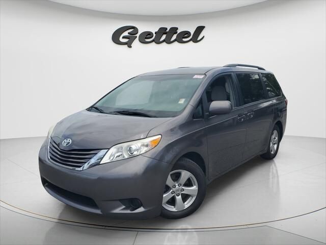 2015 Toyota Sienna LE 7-Passenger Auto Access Seat