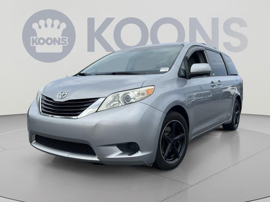 2012 Toyota Sienna LE 7-Passenger Auto Access Seat — photo 1 of 1