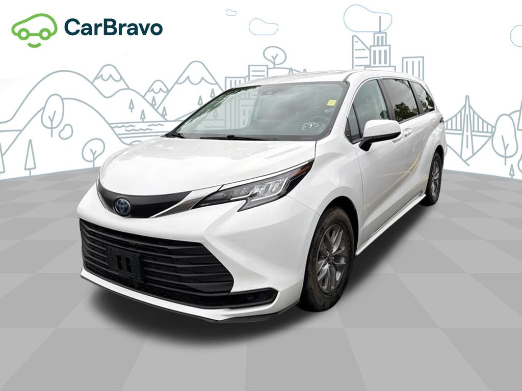 2022 Toyota Sienna LE — photo 1 of 7