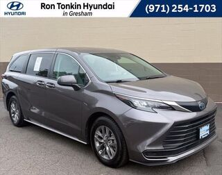 2024 Toyota Sienna LE 8-Passenger — photo 1 of 13