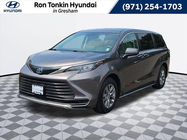 2024 Toyota Sienna LE 8-Passenger