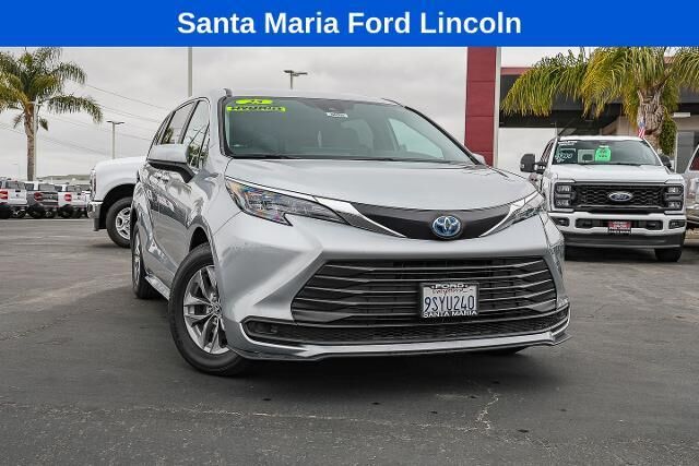 2025 Toyota Sienna LE 8-Passenger
