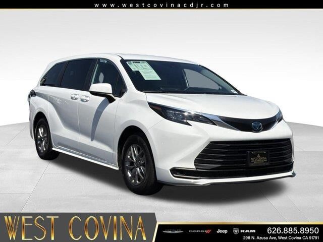 2025 Toyota Sienna LE 8-Passenger