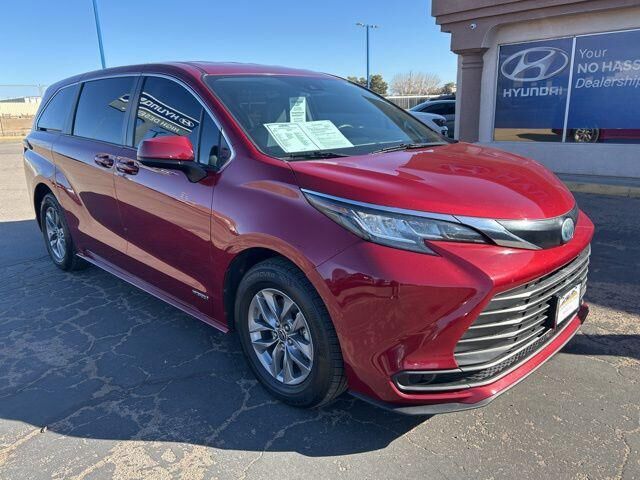 2021 Toyota Sienna LE 8-Passenger