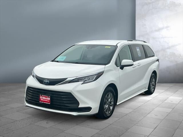 2023 Toyota Sienna LE 8-Passenger