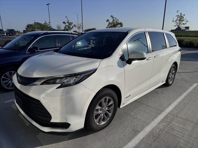 2021 Toyota Sienna LE 8-Passenger