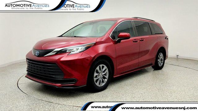 2022 Toyota Sienna LE