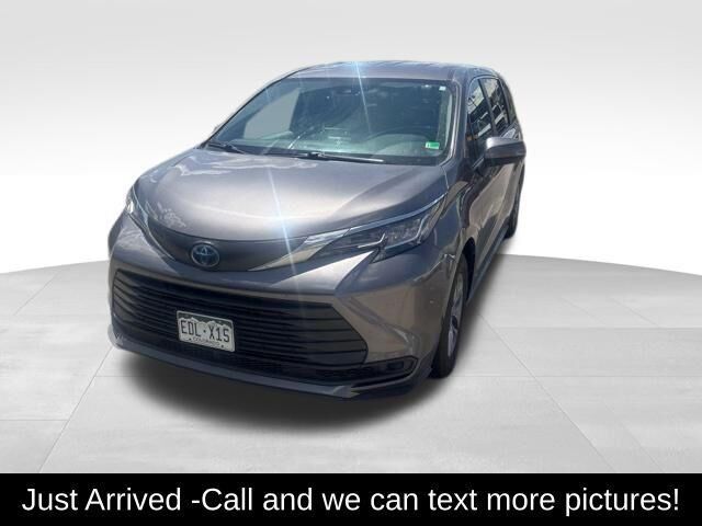 2022 Toyota Sienna LE 8-Passenger — photo 1 of 13