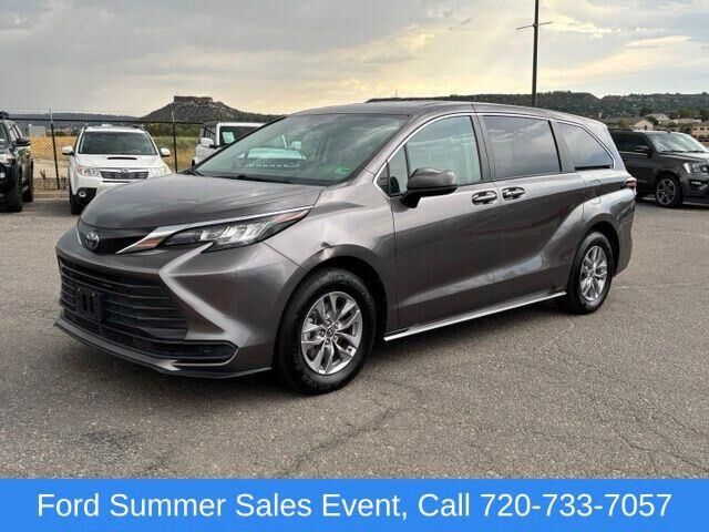 2022 Toyota Sienna LE 8-Passenger