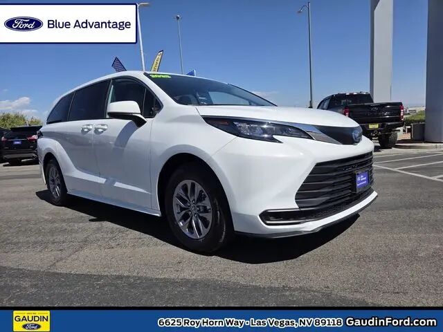 2025 Toyota Sienna LE 8-Passenger — photo 1 of 13