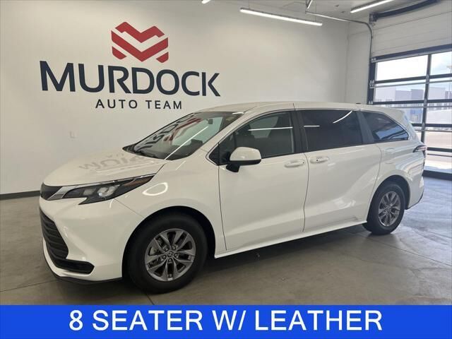 2025 Toyota Sienna LE 8-Passenger — photo 1 of 13