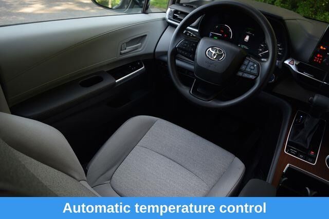 2024 Toyota Sienna LE 8-Passenger — photo 1 of 13