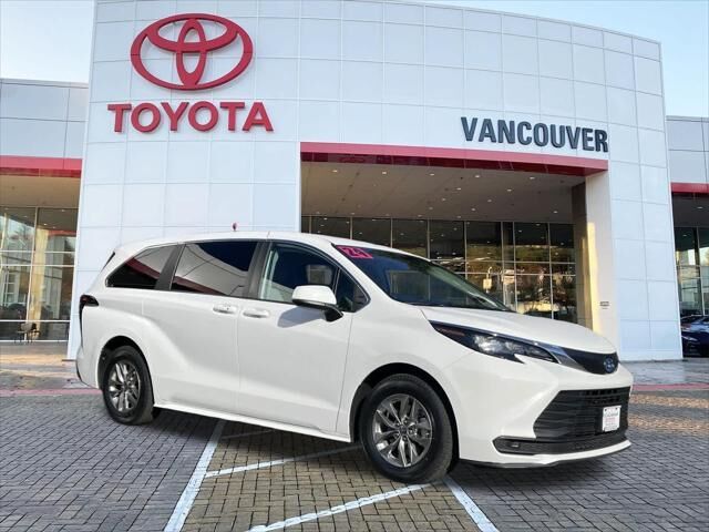 2024 Toyota Sienna LE 8-Passenger